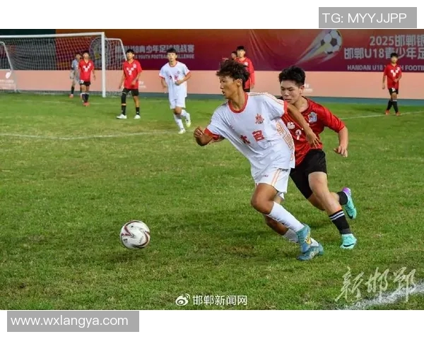 新人挑战足球球星技术极限 在绿茵场上上演激烈对决