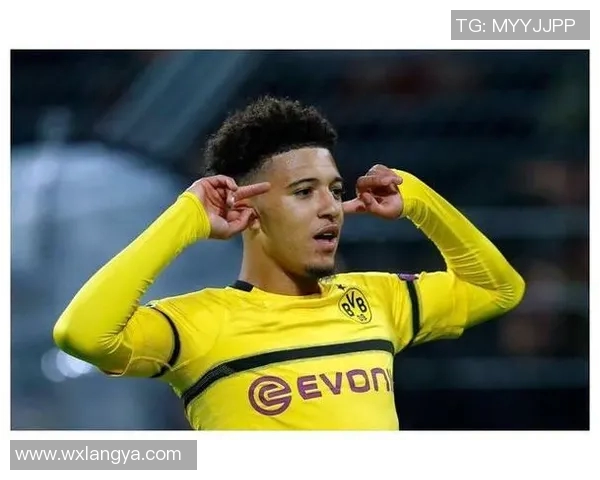 足球天才秋：从青涩少年到全球瞩目的绿茵新星