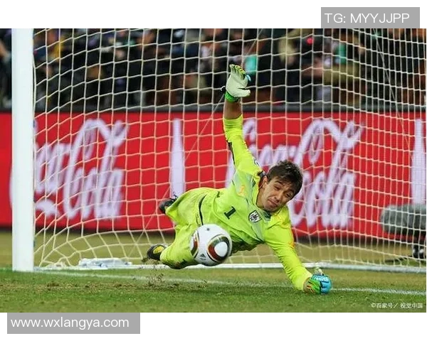 退役足球明星因恶劣犯规被红牌罚下场 赛后回应引发广泛热议