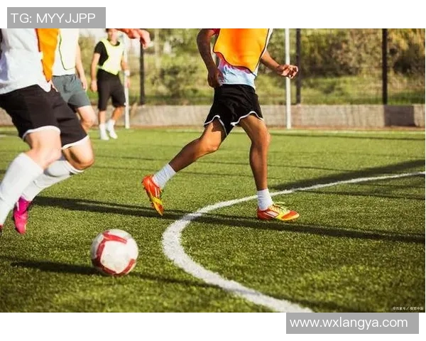 足球明星如何巧妙停高球：技巧解析与训练方法分享